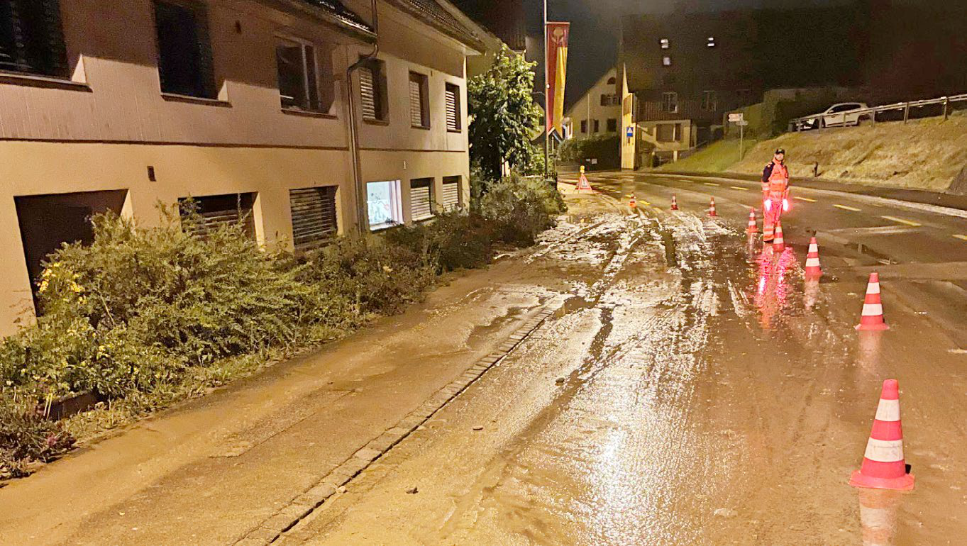 Der Schlamm kam um Mitternacht - Das Bild wird blockiert. – Möglicherweise durch einen aktiven Adblocker.