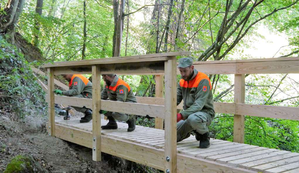 Neue, helle Brücke aus Lärchenholz