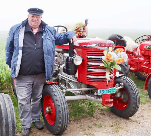 Blueschtfahrt mit 70 alten Landmaschinen im Konvoi