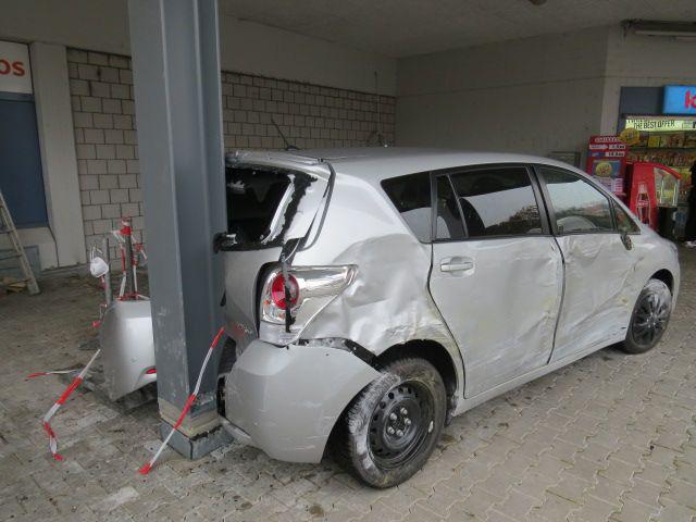 Lupfig: Seniorin prallt mit Auto in Stützpfeiler