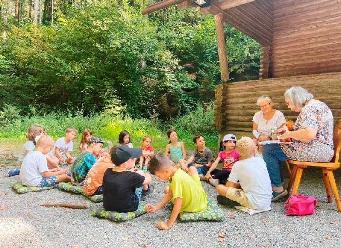 Schule verlegte den Schulunterricht in den Wald