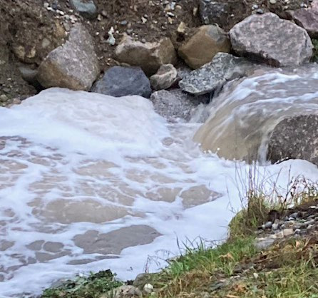 Weisser Schaum im Mülibach in Mellingen