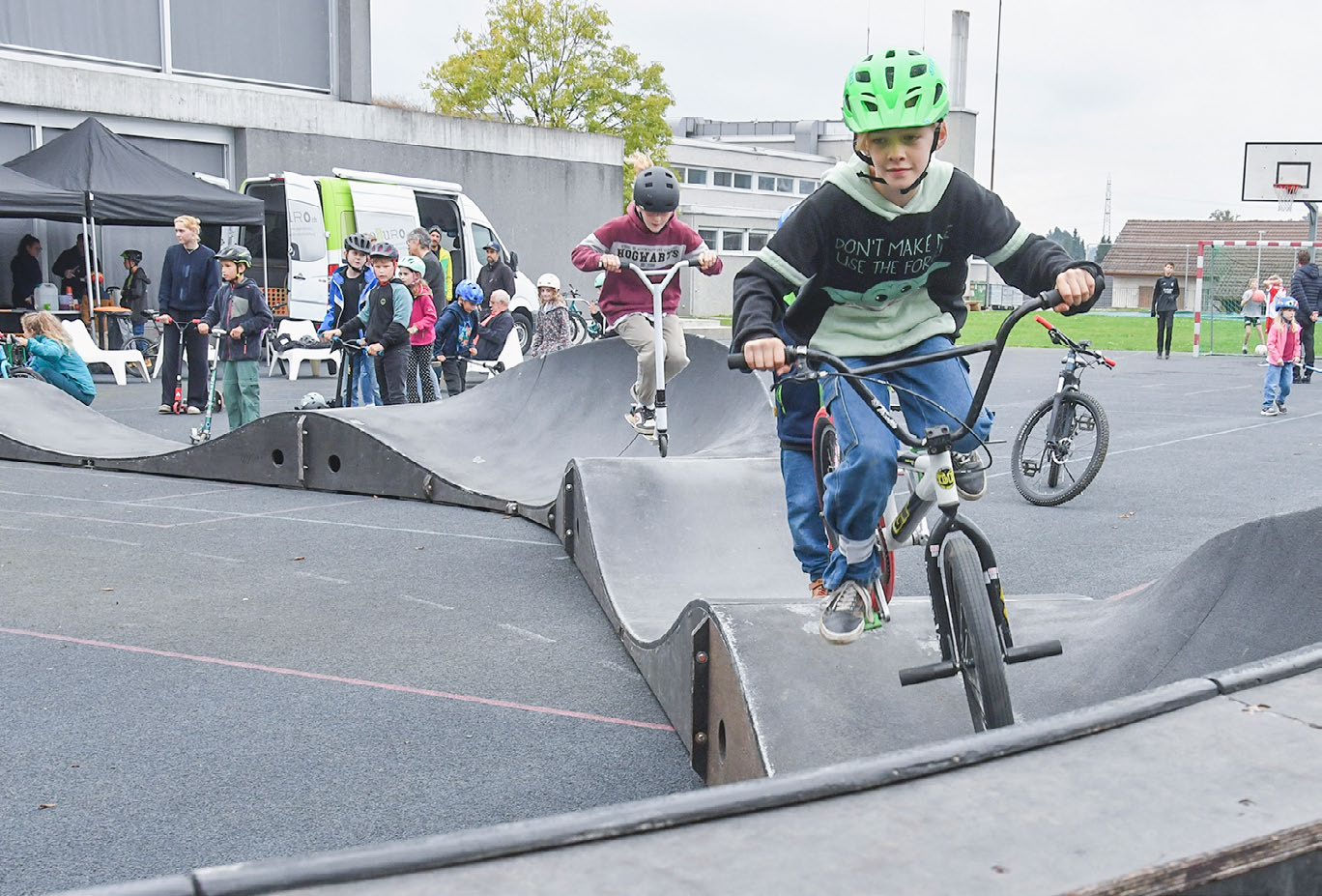 Mit Scootern und auf Bikes über die Wellen