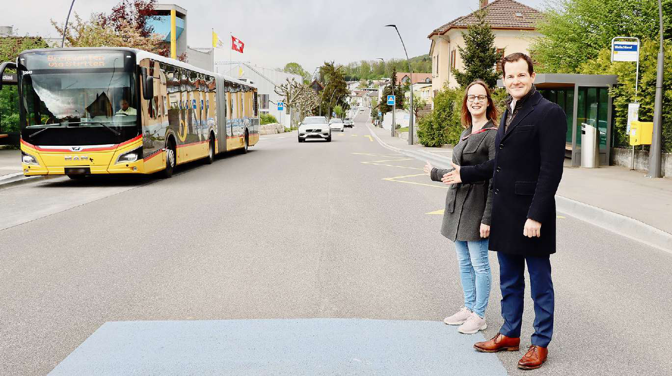 Parademusik mitten durchs Dorf und ohne Postauto