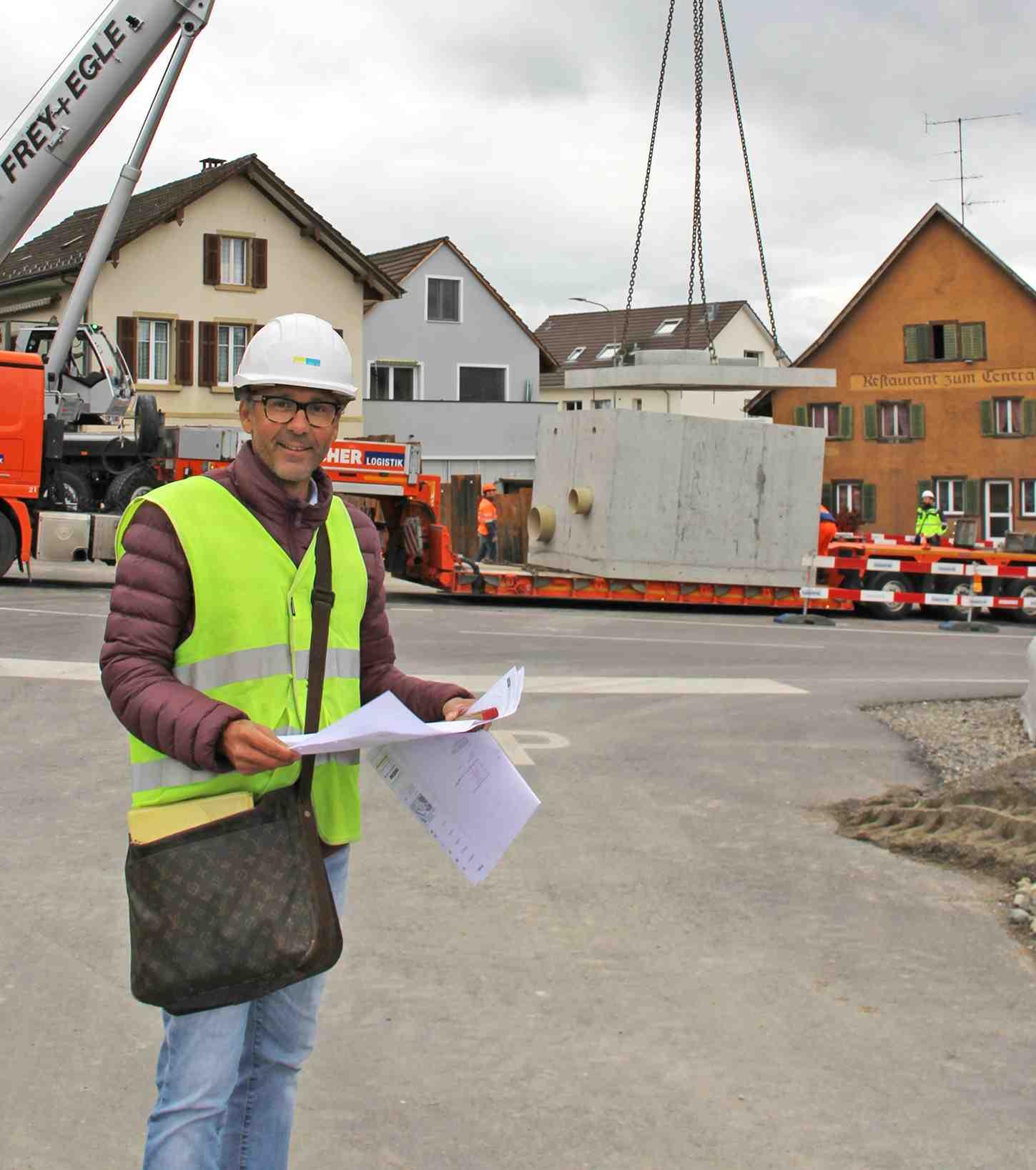 Stetten: 42 Tonnen-Koloss exakt eingepasst