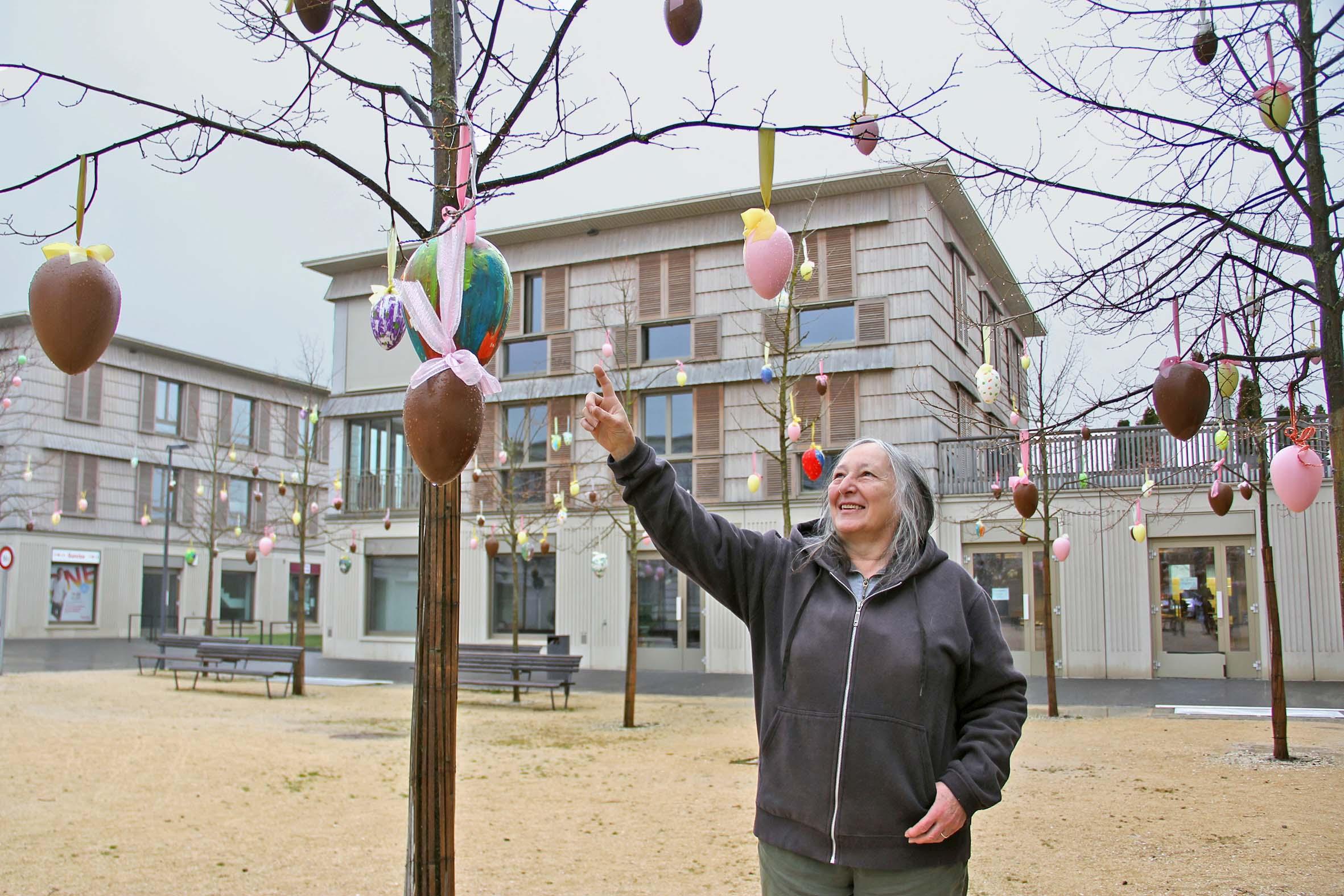 Farbige Ostereier verzaubern Neugrüenplatz