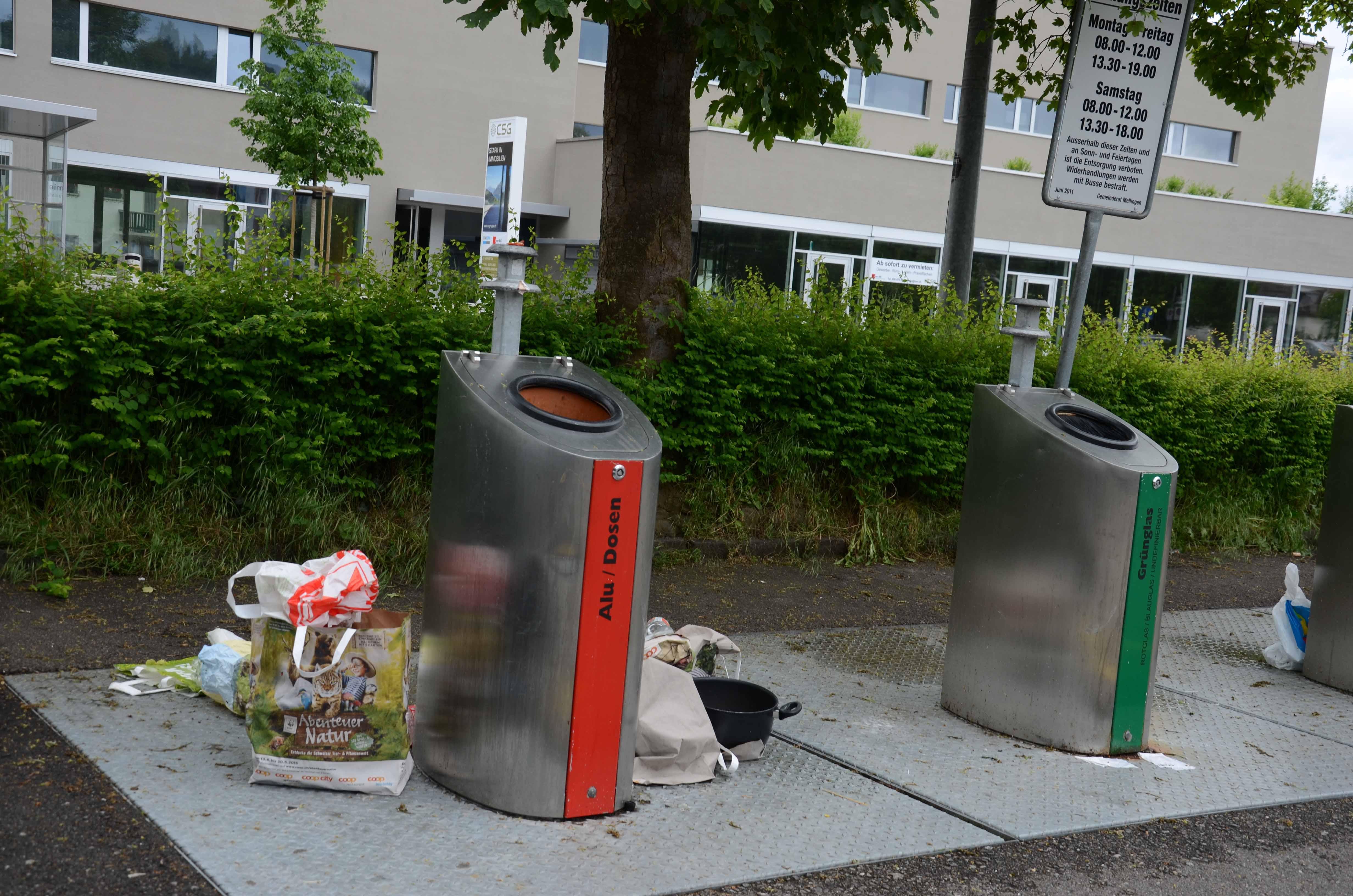 Dauer-Ärgernis: Abfall auf dem Parkplatz - Das Bild wird blockiert. – Möglicherweise durch einen aktiven Adblocker.