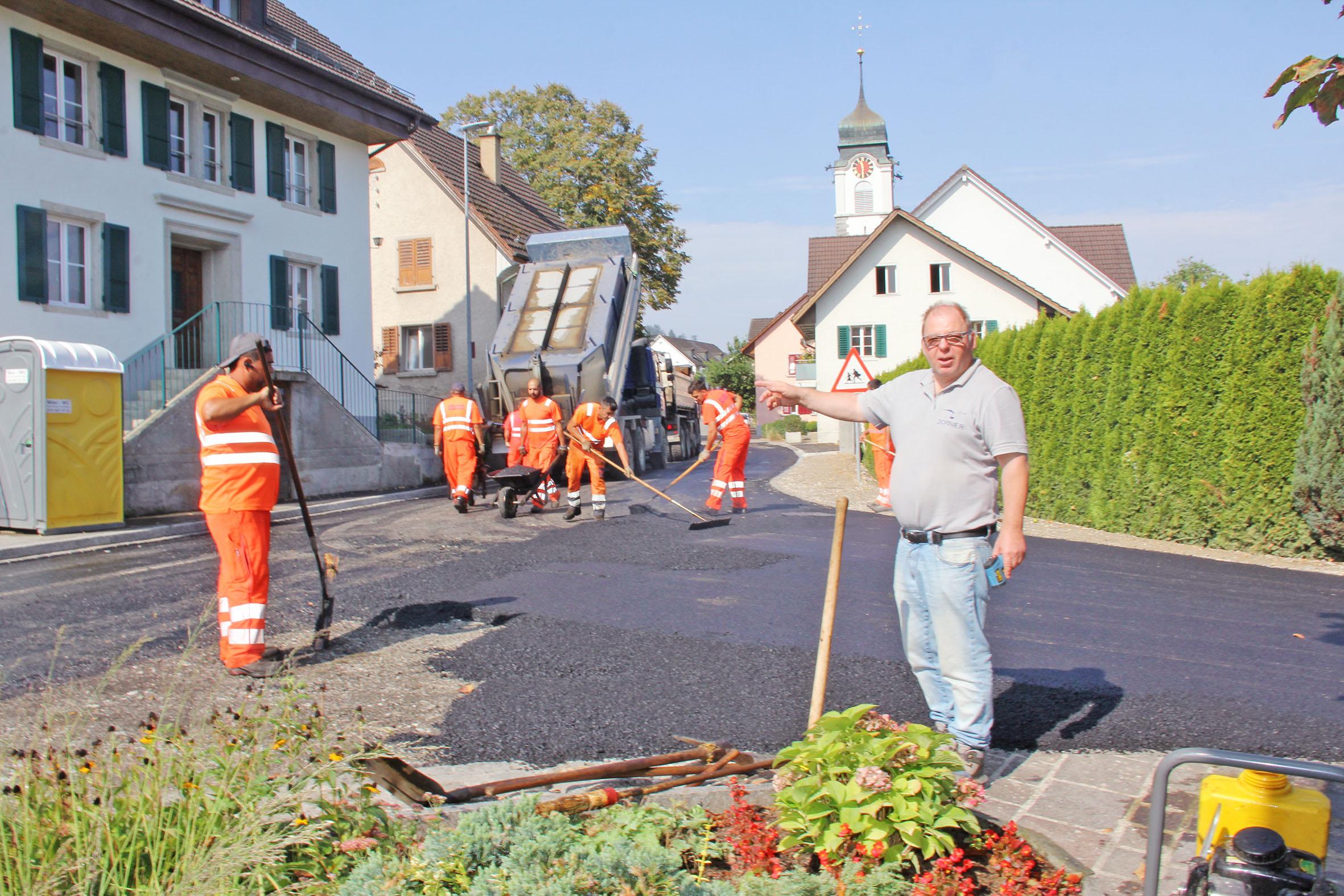 150 Grad heisser Asphalt ausgebracht