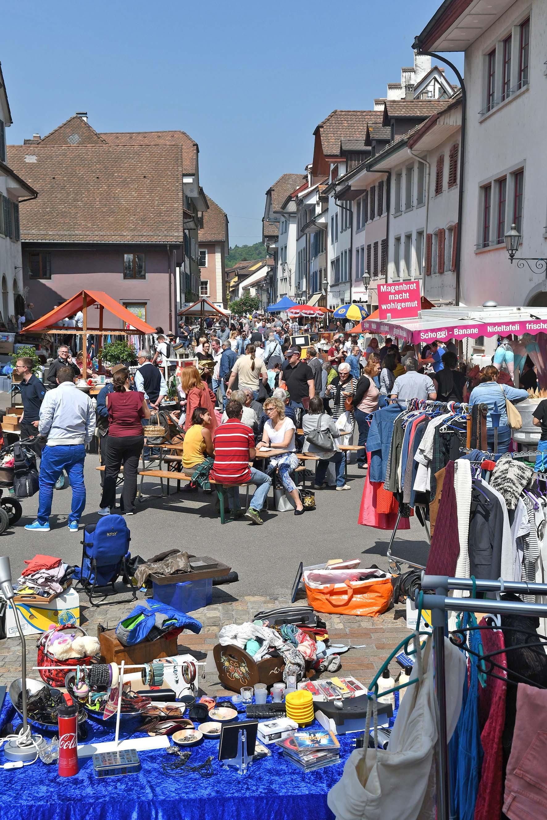 Musik und viel Volk in den Gassen der Altstadt