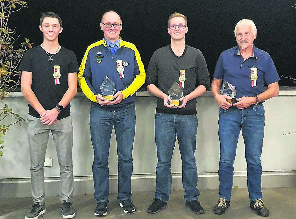 Die vier Kategoriensieger, von links: Jeremy Küng (Beinwil, Jungschützen), Rolf Furrer (Beinwil, Standardgewehr), Fabian Keusch (Boswil, Sturmgewehr 90) und Willy Keusch (Boswil, Sturmgewehr 57/03). Bild: zg