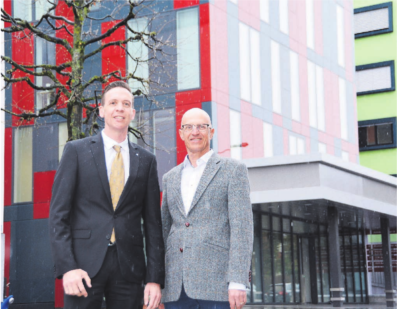 Das Haus an der Bahnhofstrasse 13 ist ein Blickfang und ab Herbst das neue Zuhause der Hypi Lenzburg: Peter Brechbühler (links) von der HBL Lenzburg und Philipp Schmid von der Rei AG, der Vermieterin der Liegenschaft. Bild: Daniel Marti Das Haus an der Bahnhofstrasse 13 ist ein Blickfang und ab Herbst das neue Zuhause der Hypi Lenzburg: Peter Brechbühler (links) von der HBL Lenzburg und Philipp Schmid von der Rei AG, der Vermieterin der Liegenschaft. Bild: Daniel Marti