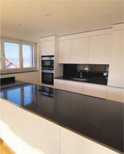 Offene Küche mit Granitabdeckung. Offene Küche mit Granitabdeckung.