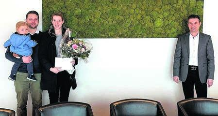 Gemeindepräsident Ueli Haller freut sich, Micha und Sofia Sager mit ihrem Sohn Theo als neue Einwohner begrüssen zu dürfen. Bild: gk