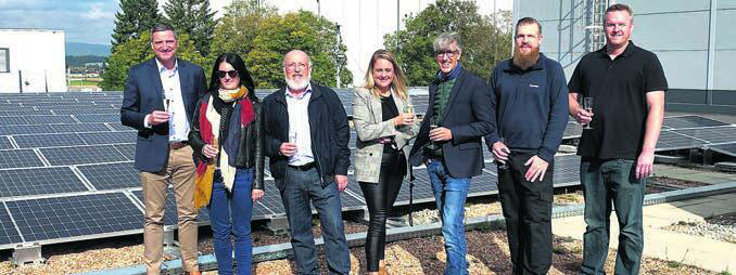 Freudentag für die Lyreco: Die neue, riesige Solaranlage konnte in Betrieb genommen werden. Bild: pd