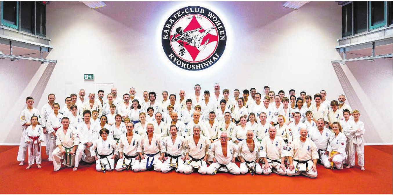 Der Karate-Club Wohlen und seine Gäste bei der Eröffnung des Dojos. Andy Mueller