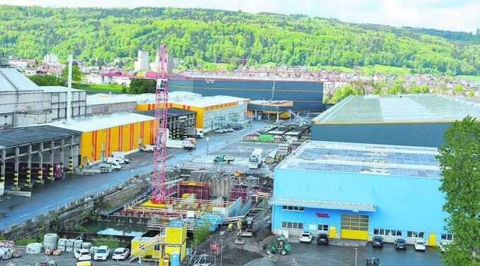 Auf der einen Seite ist der Spatenstich für das grosse Parkhaus erfolgt, auf der anderen Strassenseite wurde die Baubewilligung für den Umbau der Halle B (rechts) der Ferrowohlen AG erteilt. Bild: nl