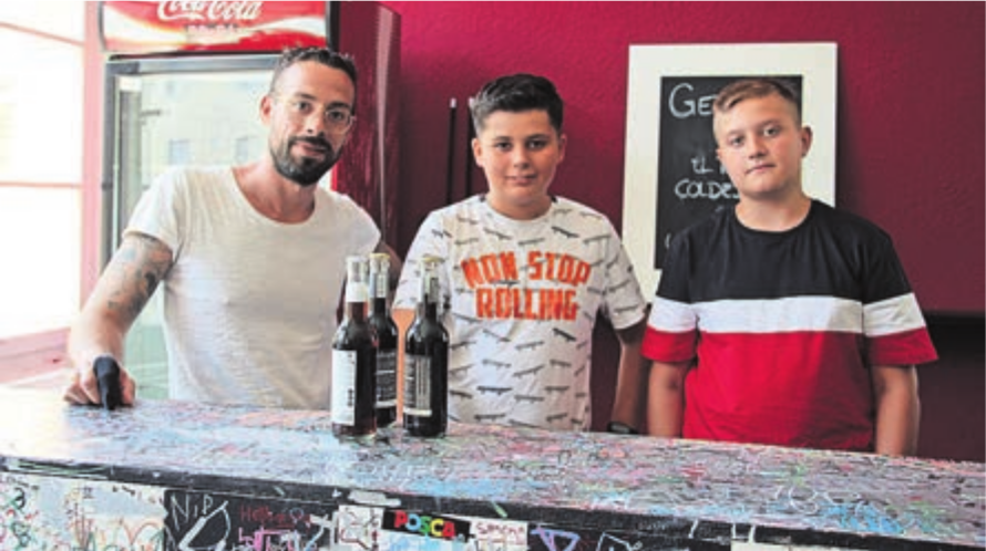 Angelo Schreiber ist stolz auf Cesar Lopes und Bleorant Elezaj, die auch gerne mal an der Bar arbeiten.