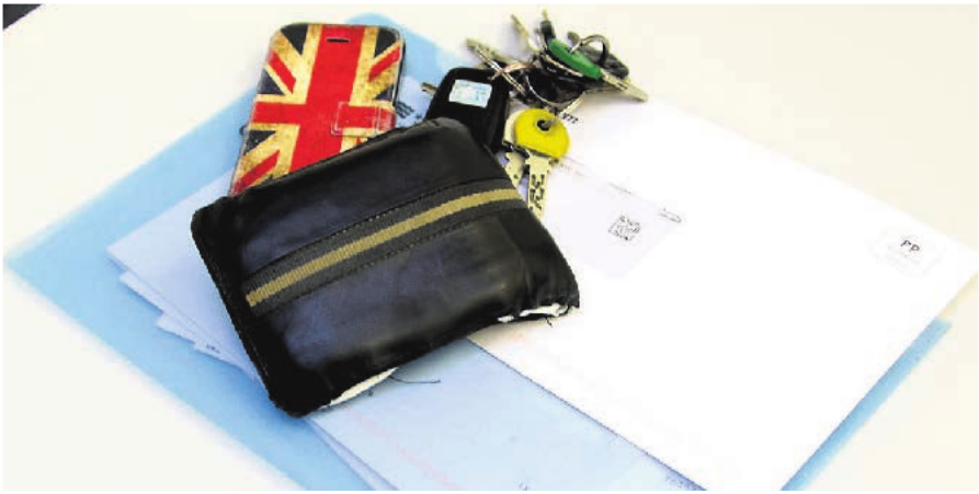 Handy, Portemonnaie und Schlüssel auf die wichtigen Unterlagen legen und sichergehen, dass diese auf jeden Fall mitkommen. Bild: jl