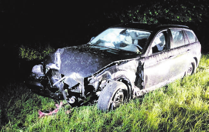 Als die Polizei am Unfallort eintraf, fand sie einen stark beschädigten BMW vor. Bild: pz