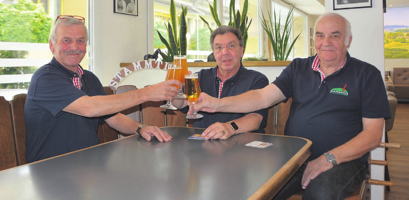 Die Blaskapelle Rietenberg freut sich auf ihren Anlass. Insbesondere (v.l.) Hanspeter Meyer, Richard Arquint und Hansruedi Gsell, die am restaurierten «Rössli»-Stammtisch, der im Restaurant Toscana steht, schon mal anstossen. Bild: Sabrina Salm