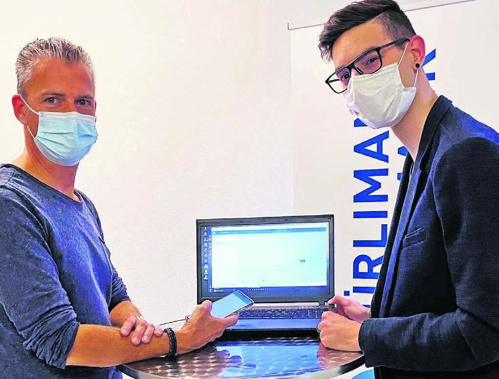 Geschäftsleiter Roland Michel (links) und Produktmanager Andri Hitz zeigen, dass die neue Anwendung auf dem Smartphone und auf dem Computer funktioniert. Bild: zg