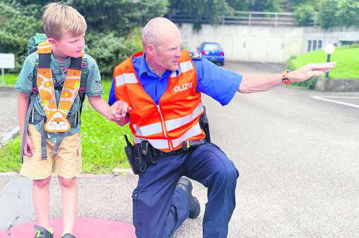 Die Verkehrsinstruktoren der Polizei bereiten die Kindergärtner auf das richtige Verhalten auf dem Schulweg vor. Bild: zg