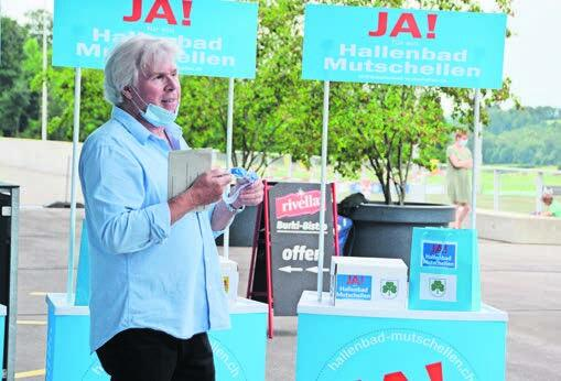 Urs Schweizer, Initiant der Petition und früherer Wasserballer, hatte für die Gemeinderäte noch eine Schwimmbrille mitgebracht – neben den Unterschriften aus deren Gemeinden. Bild: Erika Obrist