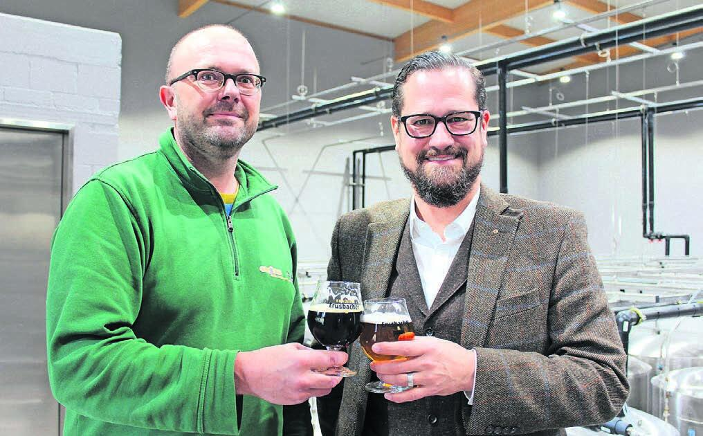 Das gemeinsame Anstossen ist derzeit erschwert: Otto Sorg (links), Mitbegründer und Mitinhaber der Brauerei Erusbacher & Paul AG, und Marcel Kreber, Direktor des Schweizer Brauereiverbandes. Bild: Archiv