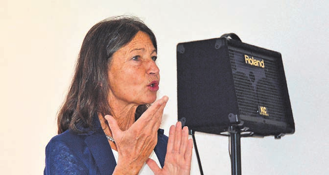 Barbara Hochstrasser betont in ihrem Vortrag, wie relevant es ist, dass Mütter Selbstfürsorge planen und sich selber wichtig nehmen. Bild: sab