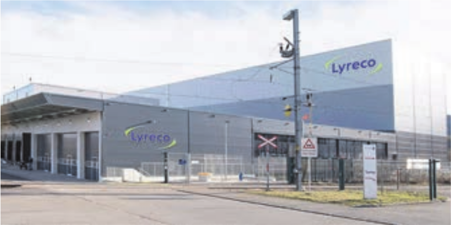 Auf diesem Dach wird künftig Solarstrom produziert: das Logistikzentrum der Firma Lyreco in Dintikon. Bild: pd