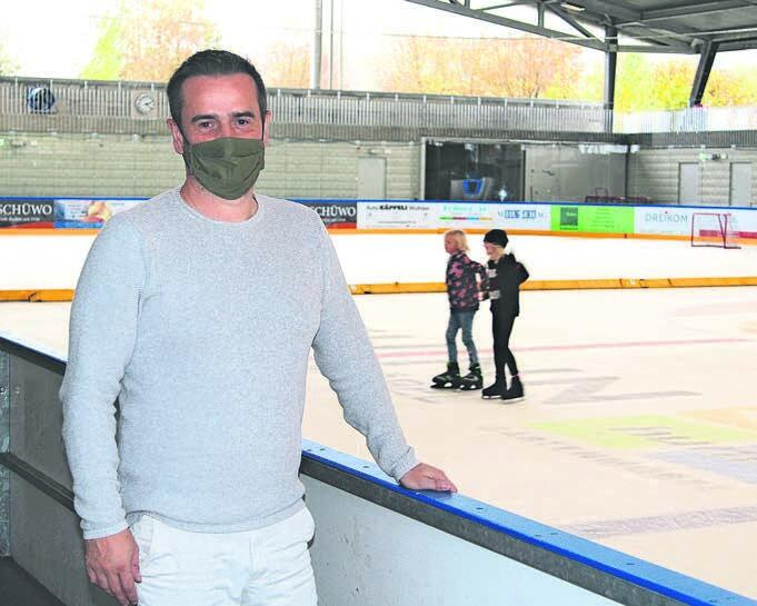 Christian Meier, Geschäftsführer der Sportpark Bünzmatt AG, geht mit gutem Beispiel voran und trägt eine Schutzmaske. Im Hintergrund ist zu sehen, dass die Eisbahn nach wie vor besucht werden kann. «Auf dem Eis herrscht keine Maskenpflicht.» Bild: Josip Lasic