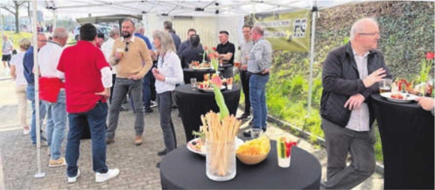 Die Gönner des FC Muri geniessen den Apéro und unterhalten sich angeregt. Bild: zg