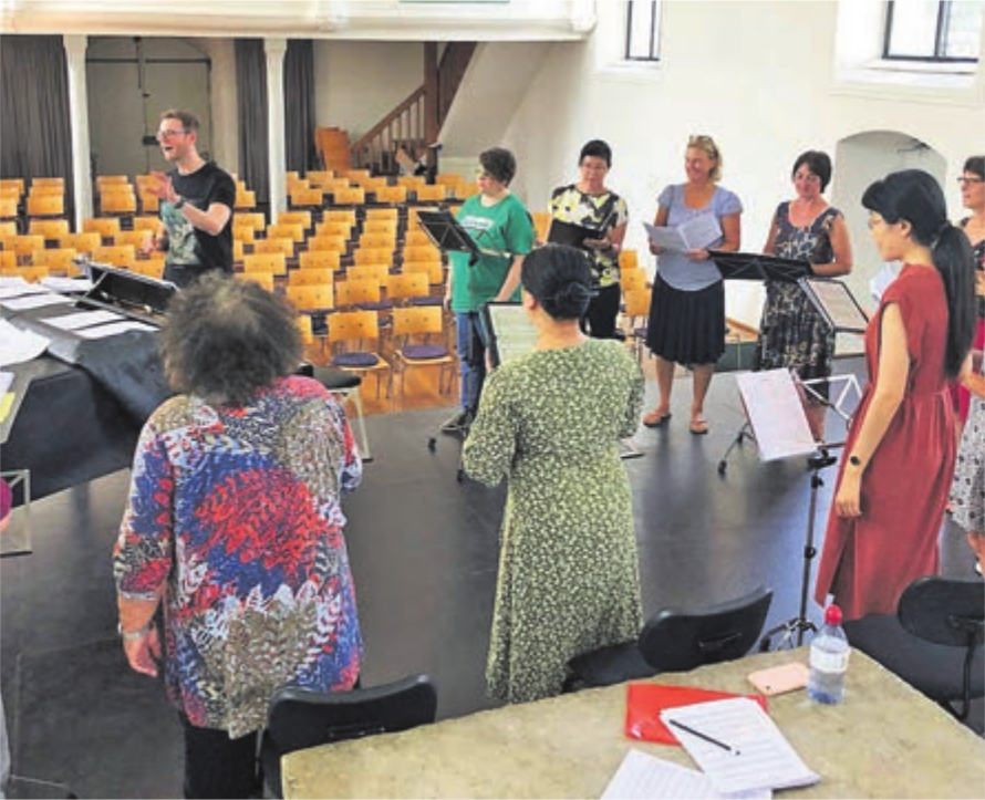 Intensiv wurde diese Woche in der Alten Kirche geprobt. Das Resultat stellen die Sängerinnen und Sänger mit ihren Kursleitern im Schlusskonzert vor. Bild: zg