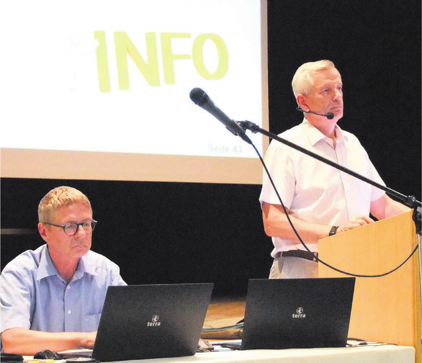 Gemeindeammann Daniel Stark (rechts) lauscht einem Votum und Gemeindeschreiber Uwe Krzesinski protokolliert. Bild: Bernadette Oswald