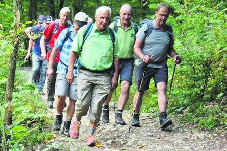 Liessen sich von den Regenwolken nicht die gute Laune verderben: die Waltenschwiler Männerturner. Bild: zg