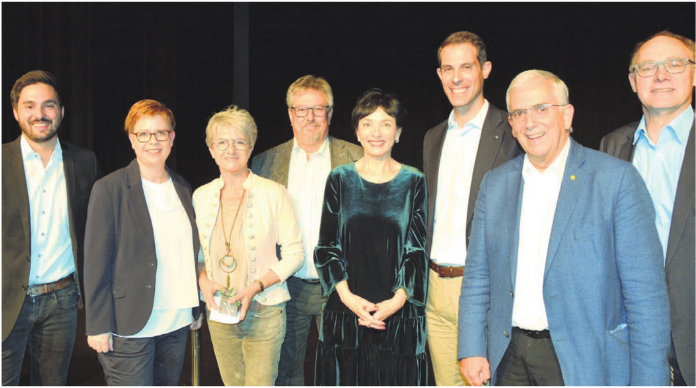 Acht der zehn Aargauer Ständeratskandidaten: von links Cédric Wermuth (SP), Ruth Müri (Grüne), Maya Bally (BDP), Beat Flach (GLP), Marianne Binder (CVP), Thierry Burkart (FDP), Roland Frauchiger (EVP) und Hansjörg Knecht (SVP). Auf dem Bild fehlen Jean-Pierre Leutwyler (Freie Wähler) und Pius Lischer (Neue Bundesverfassung). Bild: André Widmer