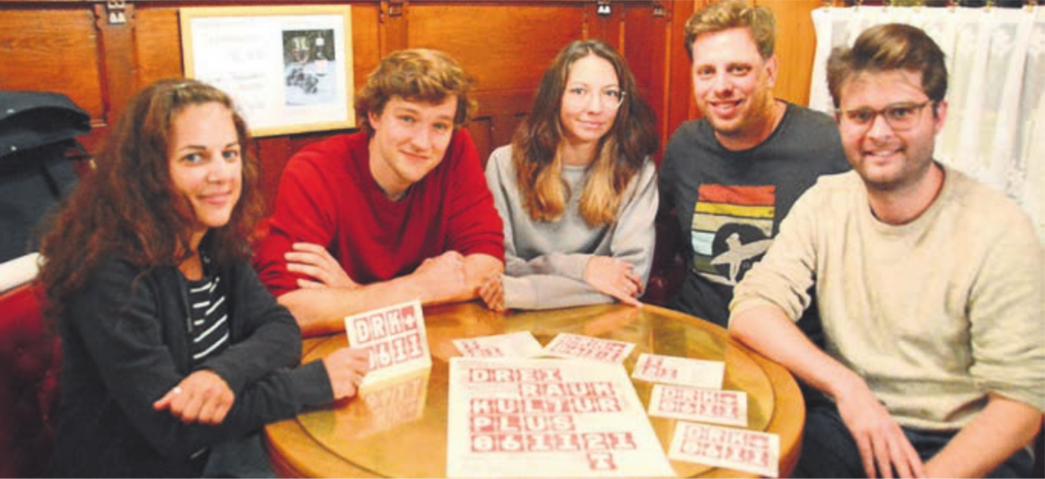 Das OK freut sich, dass es dieses Jahr mit dem Dreiraumkultur klappt (von links): Melanie Brühlmann, Jonas Arnet, Elena Peña, Christian Weber und Lorenz Hegi im Piccadilly Pub, einem der vier Konzertlokale des Festivals. Bilder: Chregi Hansen/zg Das OK freut sich, dass es dieses Jahr mit dem Dreiraumkultur klappt (von links): Melanie Brühlmann, Jonas Arnet, Elena Peña, Christian Weber und Lorenz Hegi im Piccadilly Pub, einem der vier Konzertlokale des Festivals. Bilder: Chregi Hansen/zg