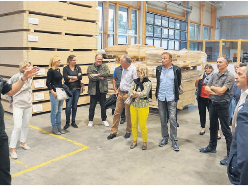 Logistikleiter Gregor Odin (links) führt die Mitglieder des Handwerker- und Gewerbevereins durch sein Reich. Bild: hr