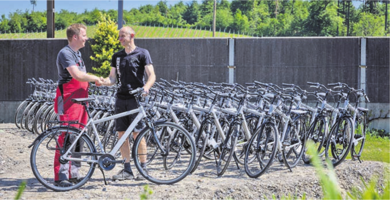 Beat Brunner (Links, Murimoos) und Philipp Lötscher (Lötscher Moto Velo) bei der Übergabe. Bild: zg