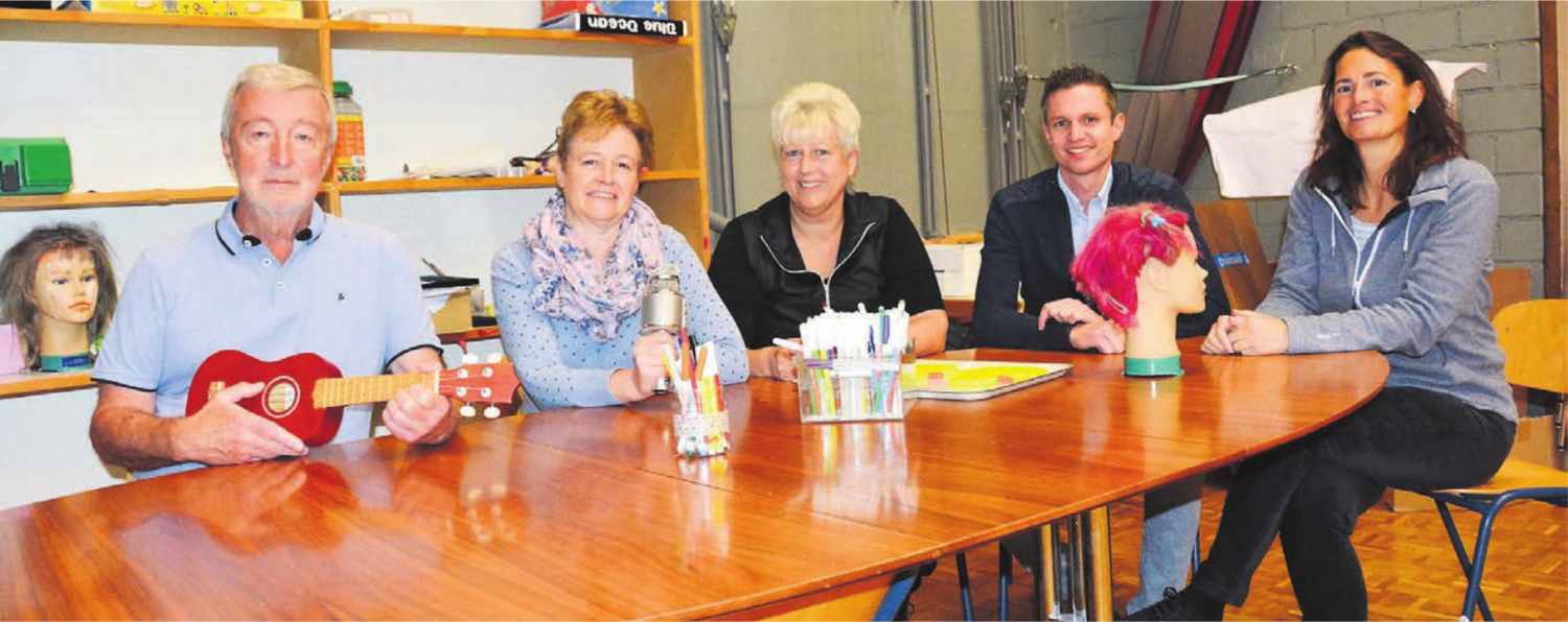 Gemeindeschreiber Lukas Isler und Gemeinderätin Silvia Koch (beide rechts) haben für den nötigen Rahmen der Büttiker Tagesstrukturen gesorgt. Kurt Hofmann, Susanne Hausherr und Bernadette Koch (von links) schauen dafür, dass es gut läuft. Bild: Sabrina Salm