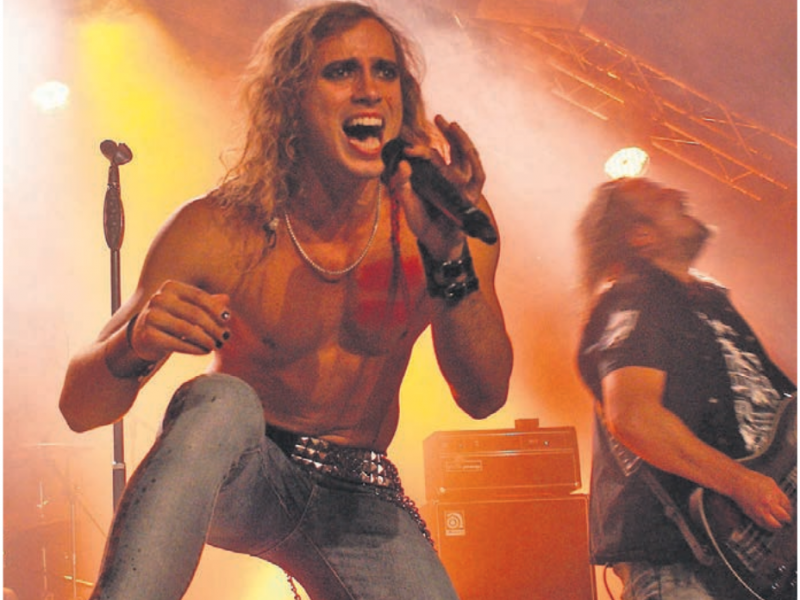 «DeVicious» aus Karlsruhe spielten Hard Rock und hatten einen Sänger aus Italien dabei. «DeVicious» aus Karlsruhe spielten Hard Rock und hatten einen Sänger aus Italien dabei.