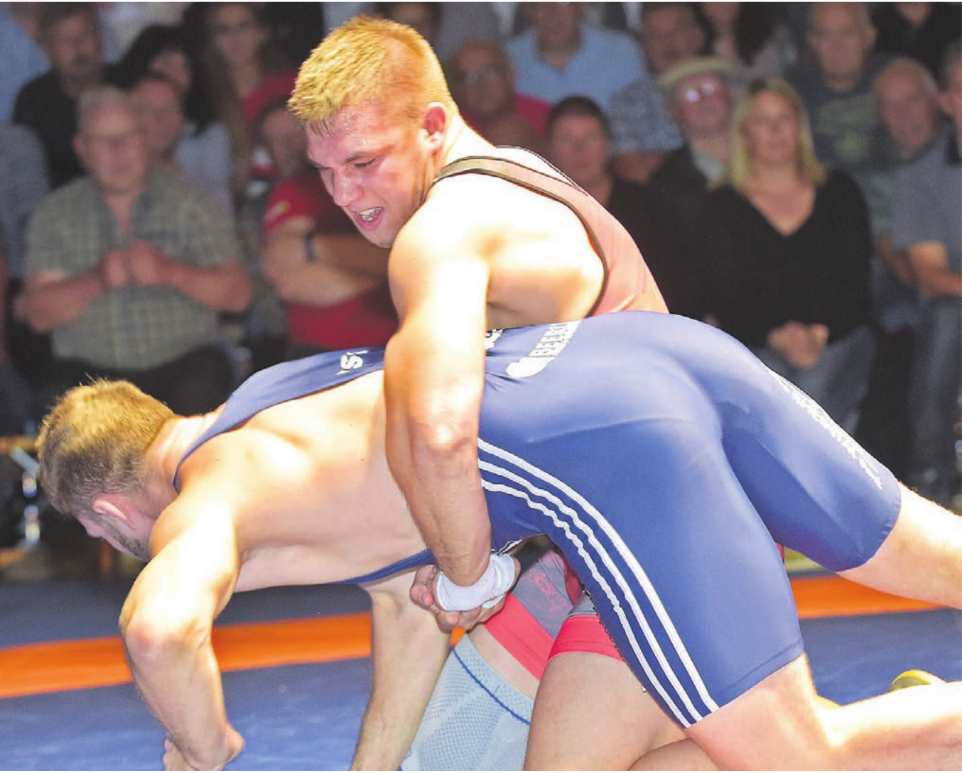 Roman Zurfluh (oben) dominierte bis 97 kg Greco gegen Damian Dietsche vor allem in der ersten Runde. Bild: wr