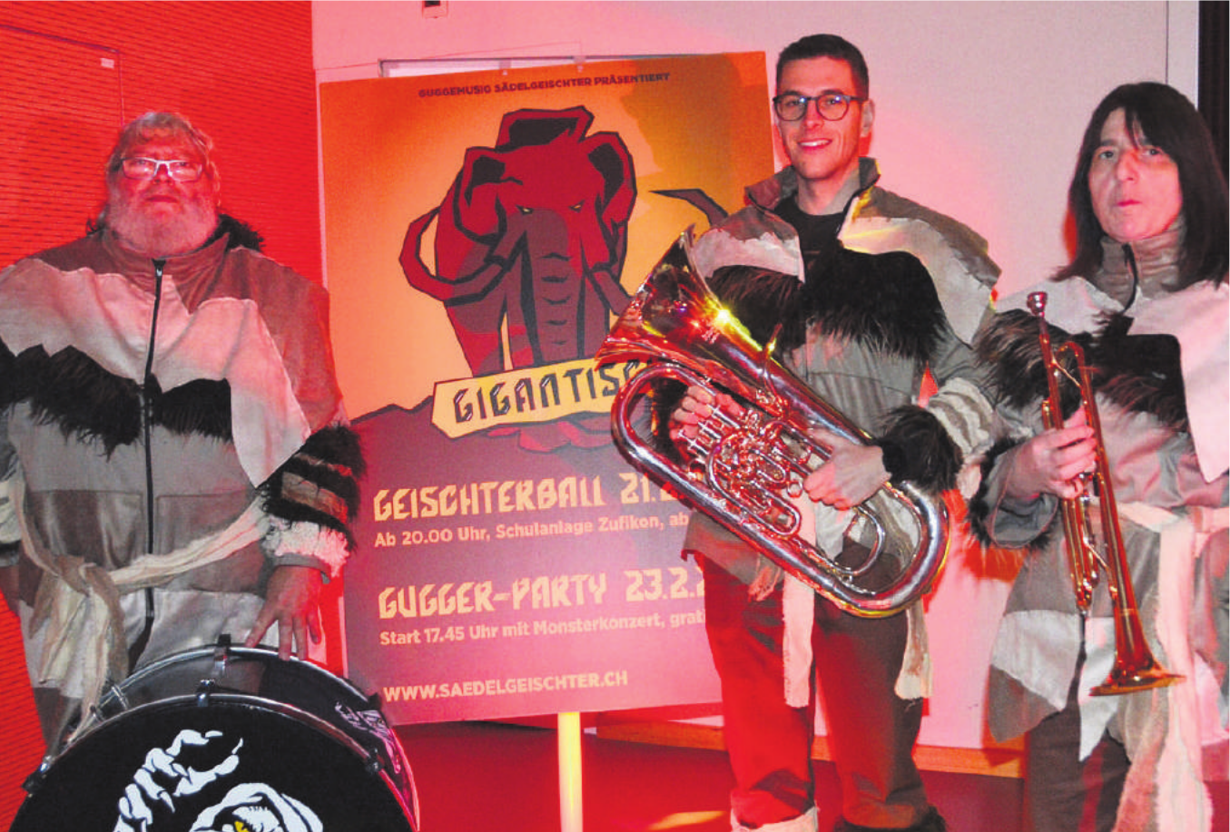 Ruedi Gallmann (l.) und Dorly Schärer (r.) haben die Sädelgeischter initiiert und sind immer noch dabei. Präsident Jean-Marc Berchtold (M.) führt ihr Erbe mit ihnen und allen anderen Mitgliedern weiter. Bild: Roger Wetli