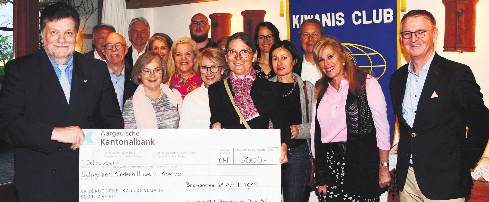 Freude bei Schenkern und Beschenkten: Kiwanis-Präsident René Willi (links) und Rita Borer von Kovive (6. von rechts). Bild: eob