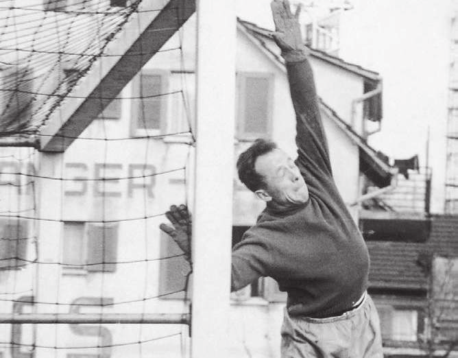 Typisch Willy Bächer, Augen zu und durch: In den 50er- und 60er-Jahren war er der Held des FC Wohlen und der beste Torhüter der ganzen Region. Bild: Archiv