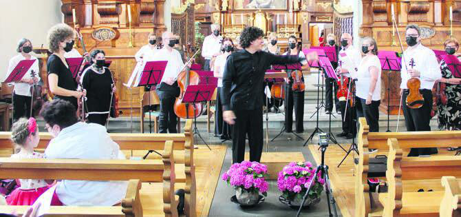 Das Orchester Bremgarten trat mit dem neuen Dirigenten Renato Botti (Mitte) auf. Bild: zg