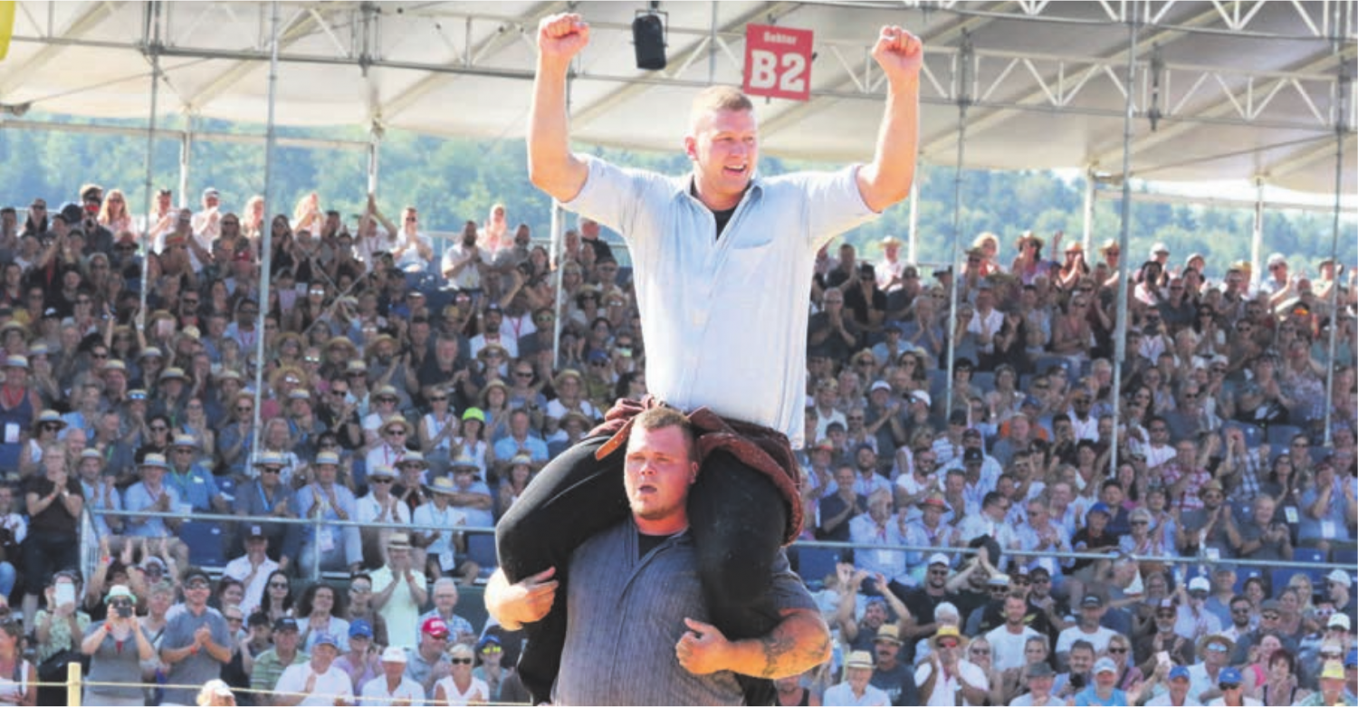 Grosse Geste zum Abschluss eines grandiosen Kantonalschwingfestes: Schlussgang-Verlierer hievt Pirmin Reichmuth gleich nach dessen Sieg in die Luft. Bild: Stefan Sprenger