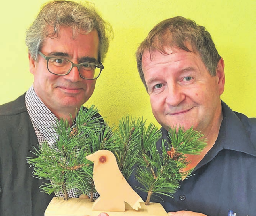 Vogelbeobachter Urs Heinz Aerni (links) und Schauspieler Hanspeter Müller-Drossaart laden zur Exkursion ein. Bild: zg