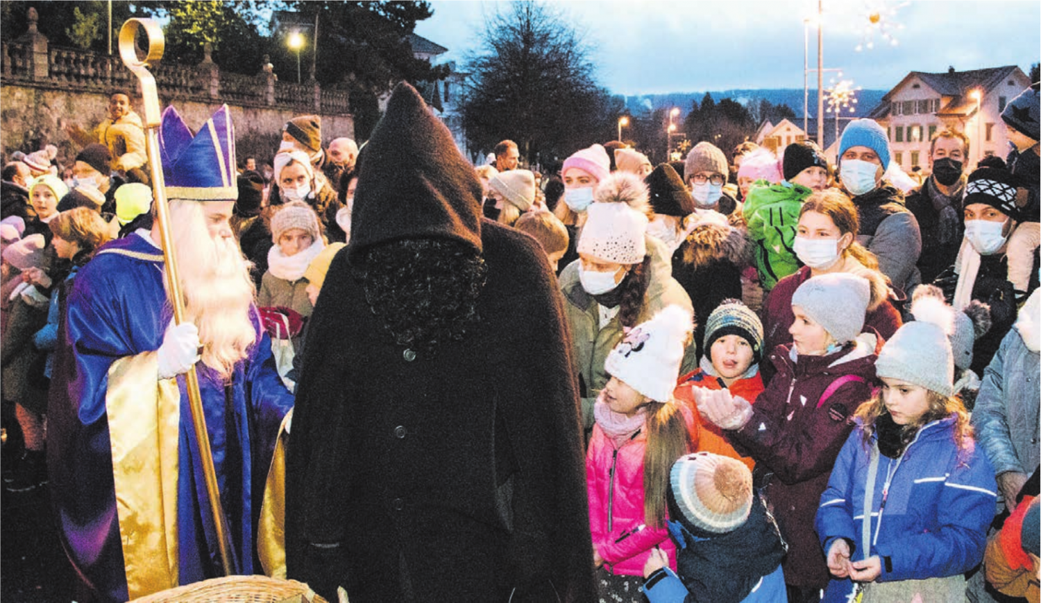 Rund zweitausend Personen besuchten den Chlausauszug. Die Menge verteilte sich über den Kirchplatz und die Steingasse. Der Gang durch die Menschenmasse dauerte auch in diesem Jahr etwas länger. Bilder: Joël Gattlen Rund zweitausend Personen besuchten den Chlausauszug. Die Menge verteilte sich über den Kirchplatz und die Steingasse. Der Gang durch die Menschenmasse dauerte auch in diesem Jahr etwas länger. Bilder: Joël Gattlen