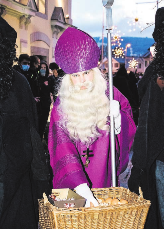 Anlässlich des Jubiläums wurde ein neues violettes Chlausgewand vorgestellt. Tragen durfte das Gewand David Keller. Anlässlich des Jubiläums wurde ein neues violettes Chlausgewand vorgestellt. Tragen durfte das Gewand David Keller.
